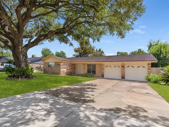 104 Talisman St, Lake Jackson, TX 77566
