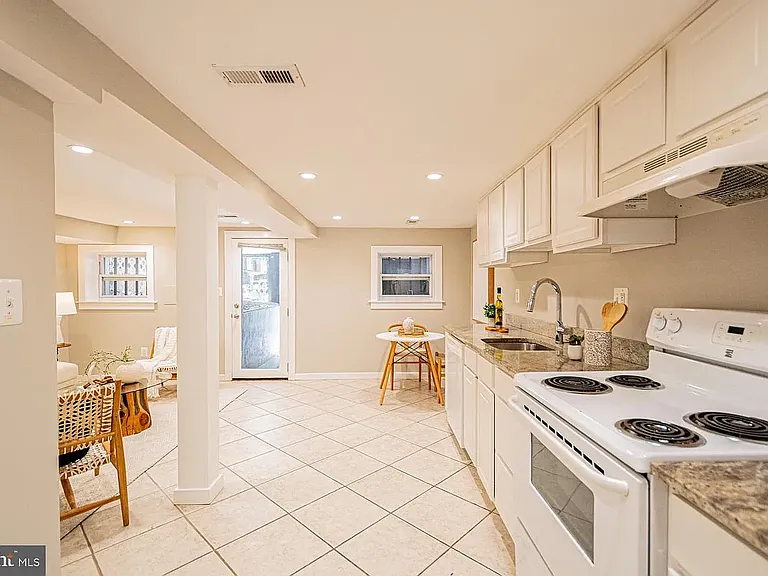 129 Florida Ave NW #B — Photo 4