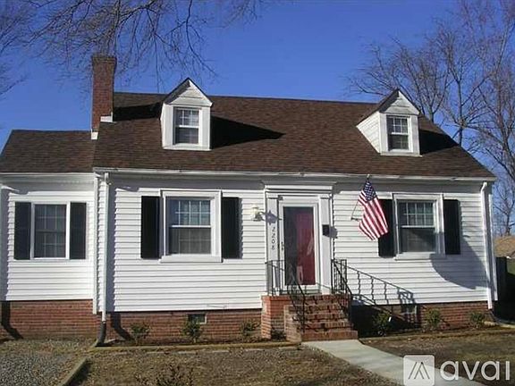 4th image of 2208 Farrand St