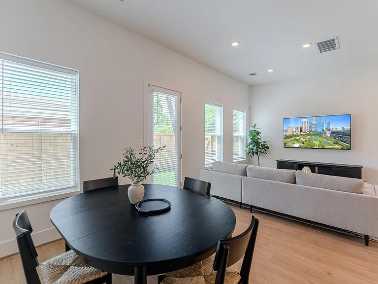7613 Victory Reserve St — Photo 9