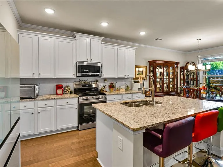 2423 Chene Dr — Photo 9