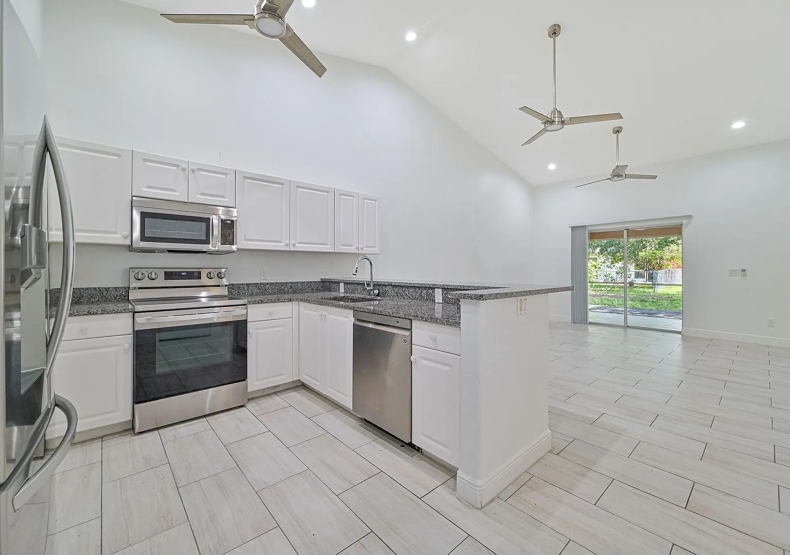 ** Rarely Available ~ 3/2 Duplex W/ 2 Car Garage ~ Updated ** — Photo 2