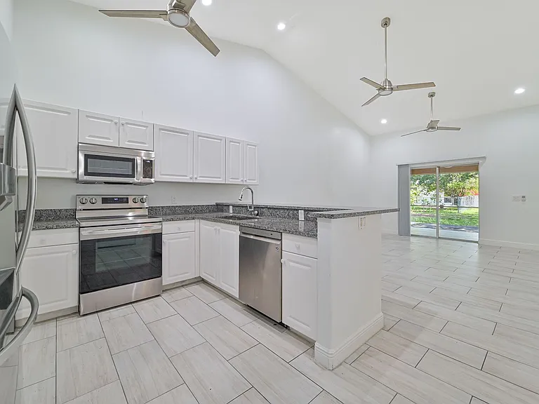 1226 SE 6th St — Photo 2