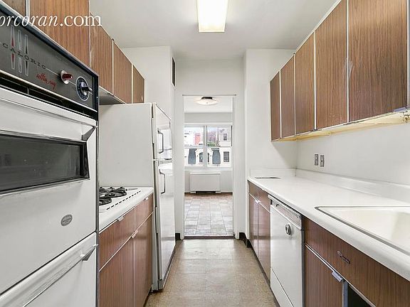 3rd image of 20 E 9th St #6M