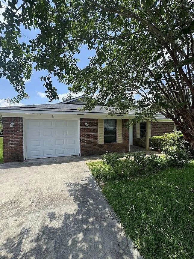 4 bed, 2.0 bath, 1296 sqft, $1,588 — Photo 3