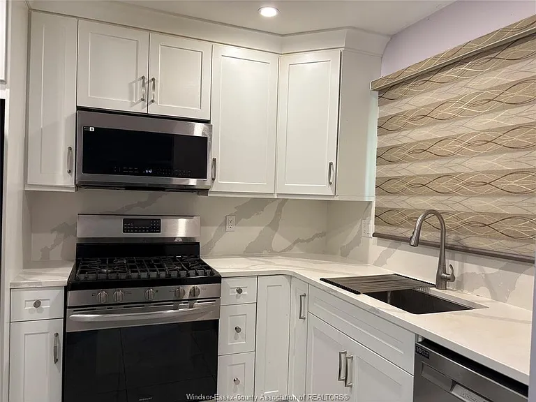 3295 Aurora Dr — Photo 6