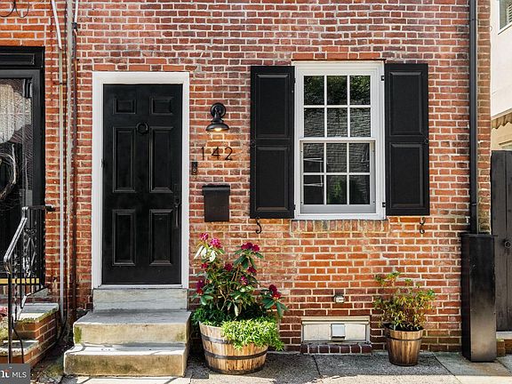 4th image of 142 Carpenter St