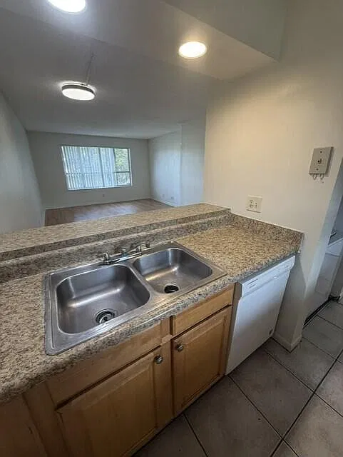 2 bed, 2.0 bath, 768 sqft, $1,800 — Photo 3