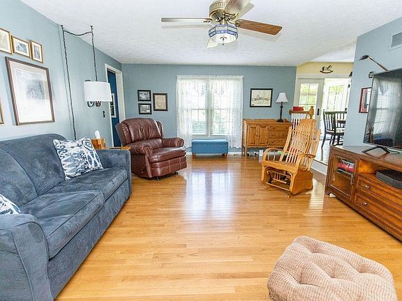 4th image of 220 Hawthorne Dr