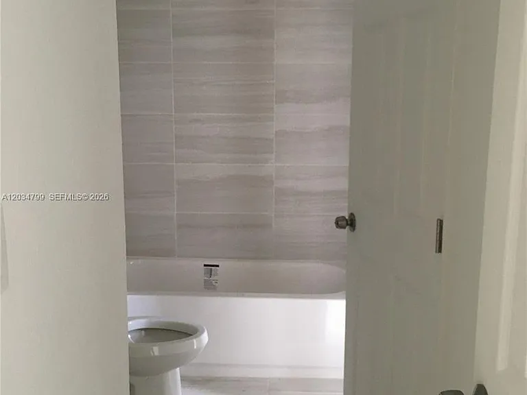 395 NE 21st St #403 — Photo 10