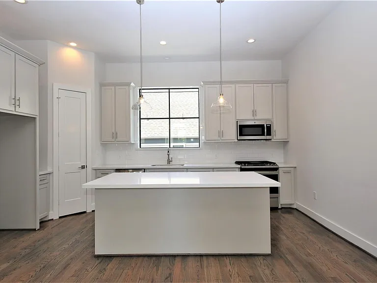 816 W 22nd St — Photo 6