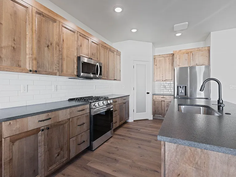 656 Jeanine Dr — Photo 15