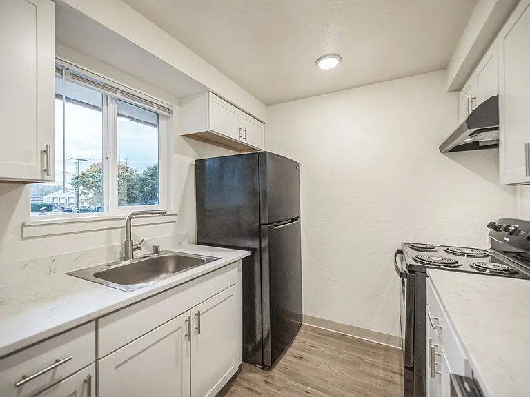 Spacious 2 Bedroom - Excellent Location! — Photo 14