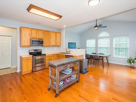 3rd image of 281 Bannock Dr