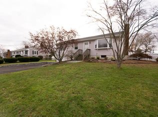51 Windward Dr, Portsmouth, RI 02871