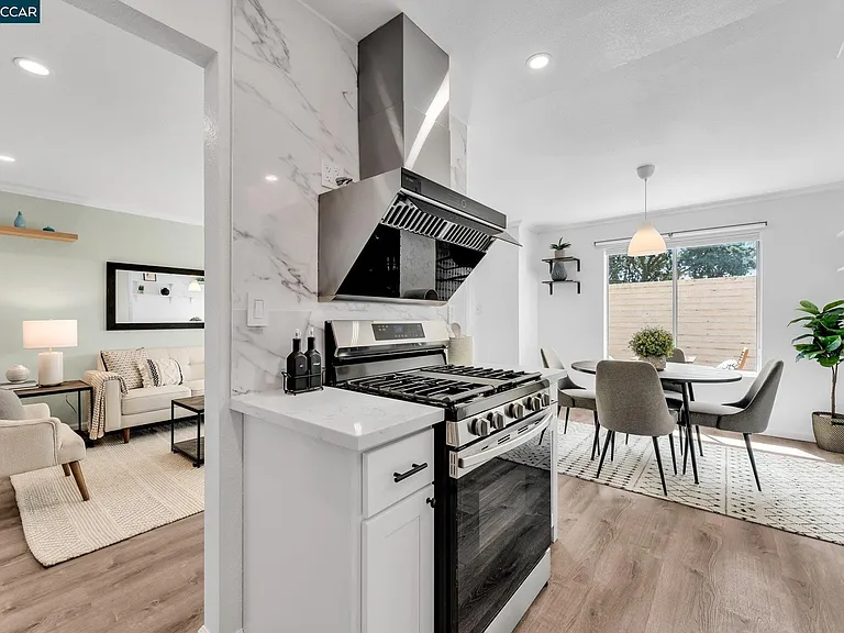 392 Bayview Cir — Photo 34