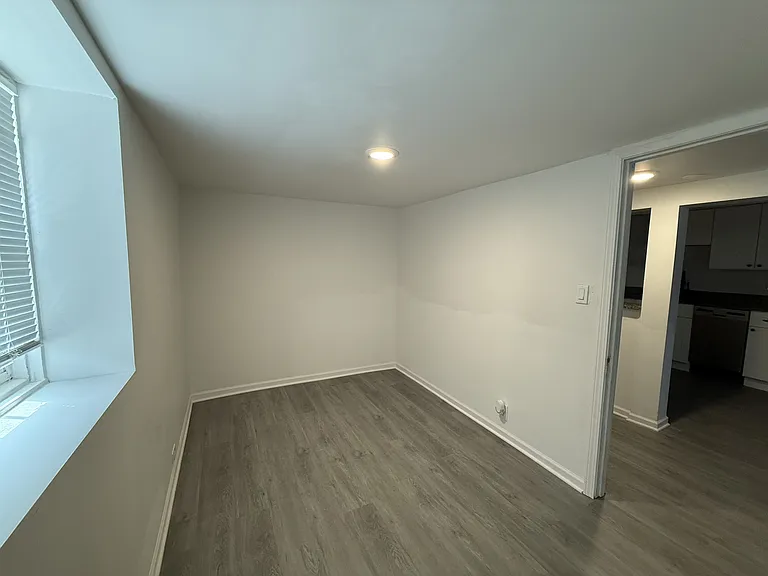 2301 W Montrose Ave #B — Photo 8
