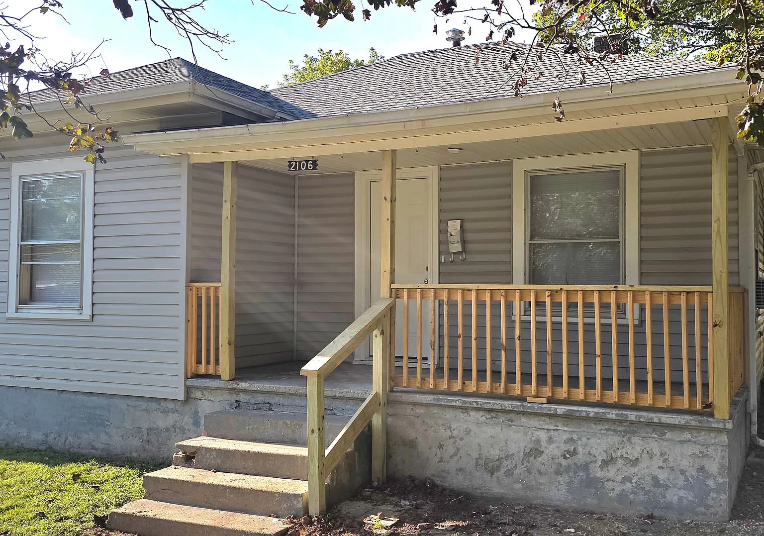 2 Bedroom House! Updated! $850 — Photo 1