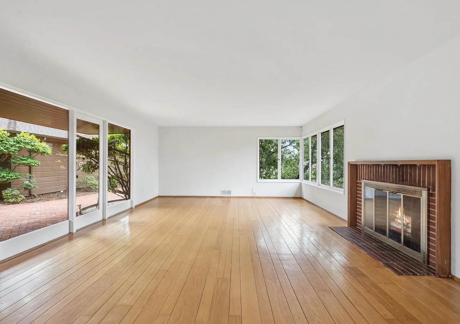 Modern Mid-Century 4 Bedroom, 3 Bath 2,200 SF Home in Oakland Hills || Border Piedmont — Photo 4