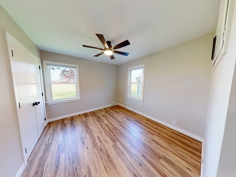 370 E Jefferson St — Photo 5