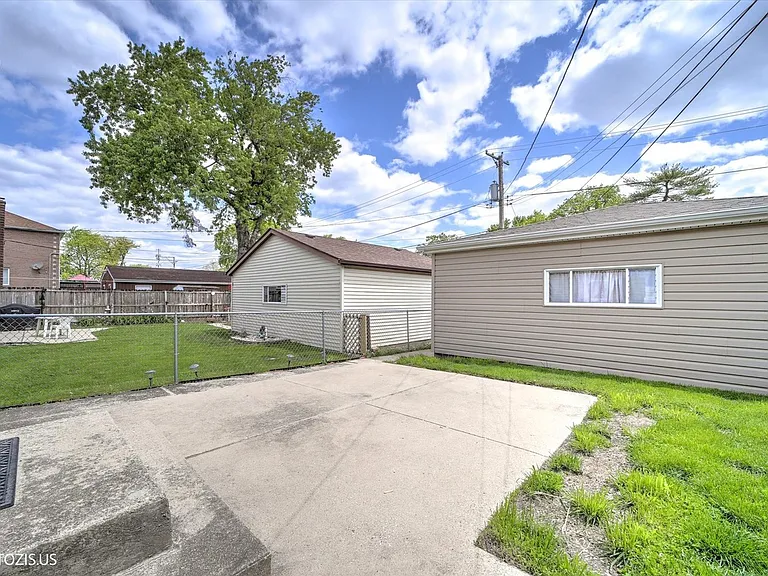 4043 N Wagner Ave — Photo 33