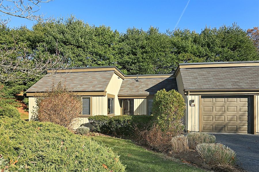 Welcome to this loevly one level Salem end unit!