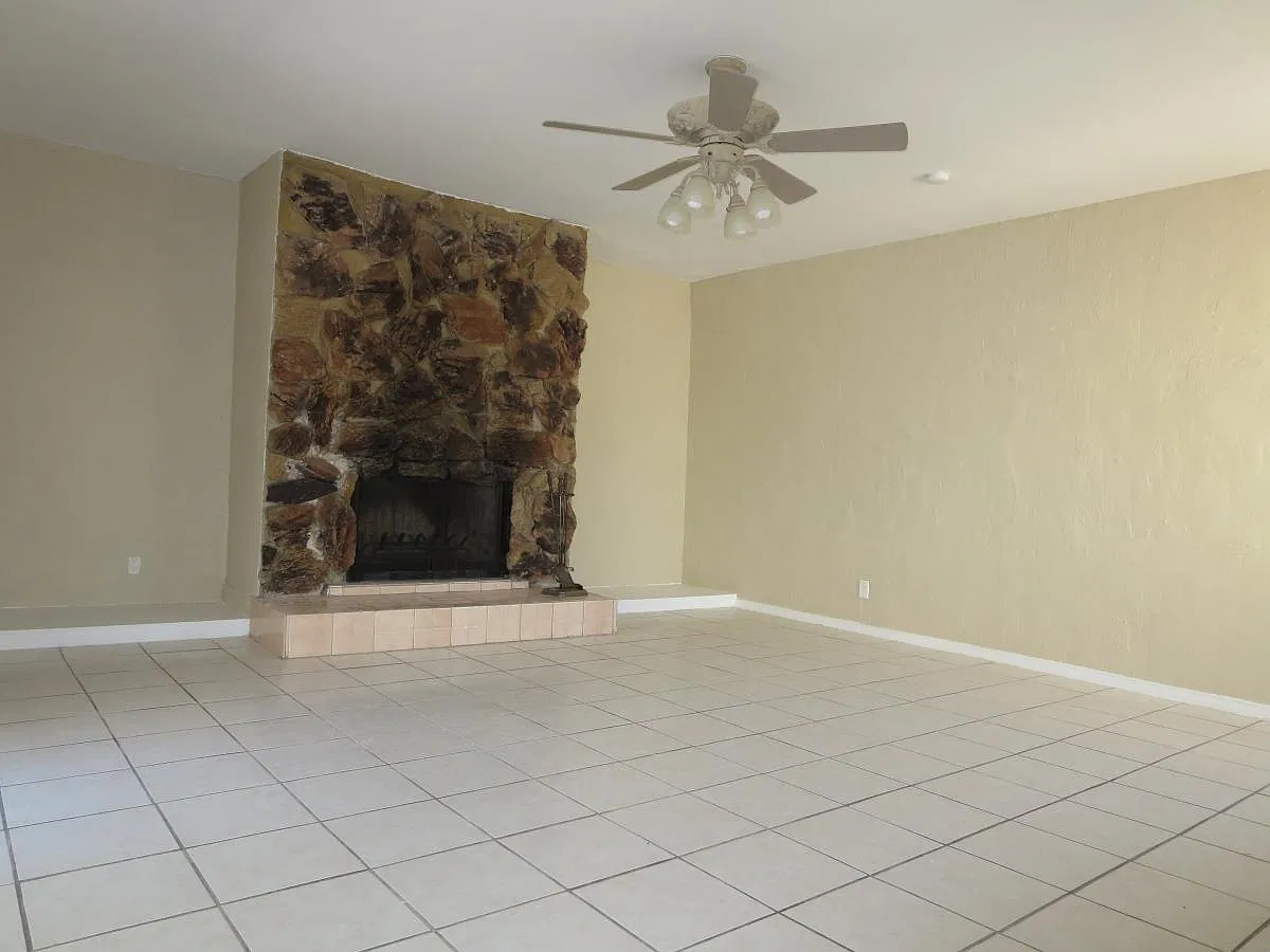3 bed, 1300 sqft, $1,300 — Photo 4