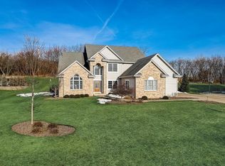 W260N2866 Steeplechase Dr, Pewaukee, WI 53072