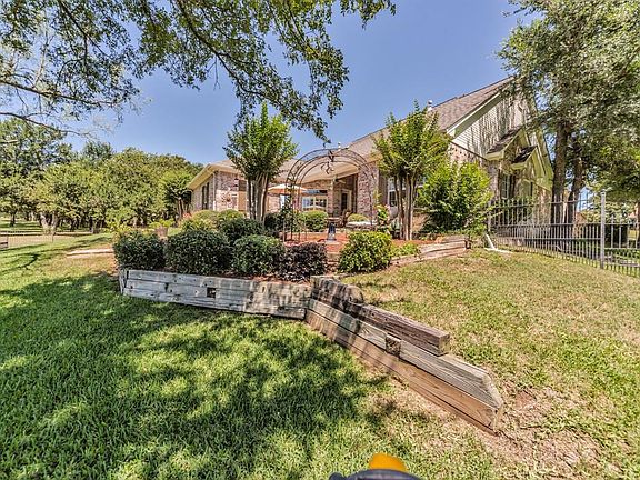 5th image of 305 Lakeview Dr