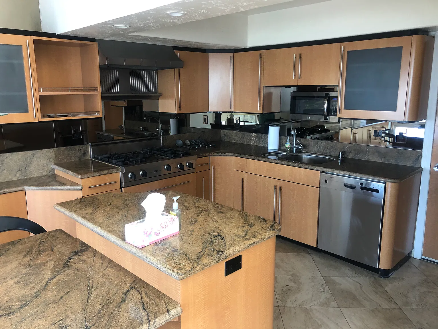2 bed, 2.5 bath, 1743 sqft, $5,500 — Photo 4
