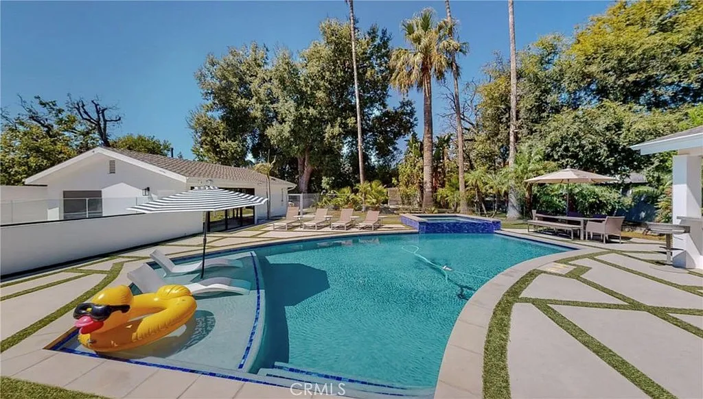 6 bed, 3730 sqft, $9,975 — Photo 3