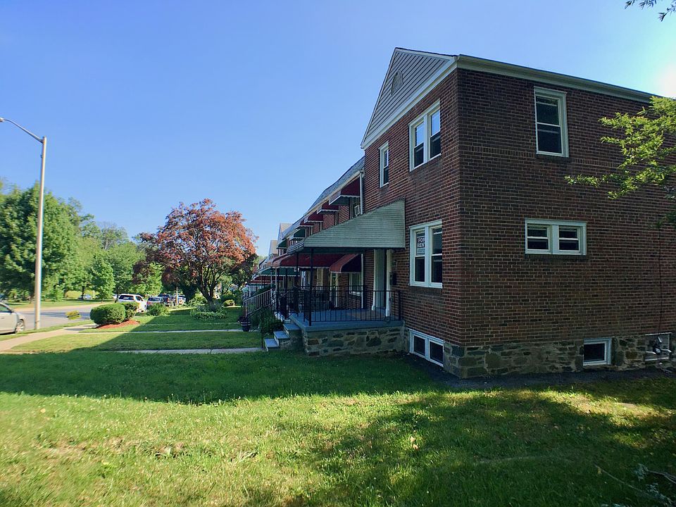 End unit townhome (light and bright with windows on 3 sides!)