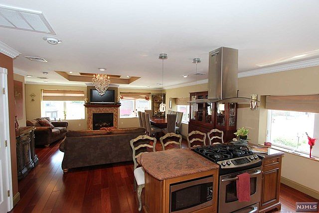 1st image of 527 Franklin Ave APT 1