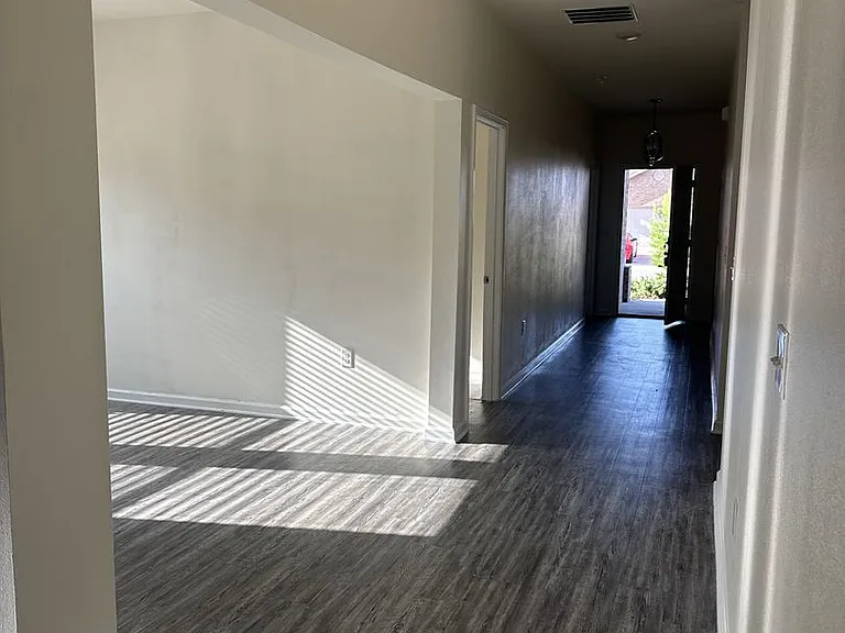 316 Merlin Ct — Photo 4