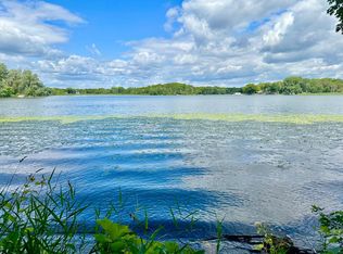 581 Fox Hill Dr, Chanhassen, MN 55317