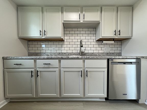 2nd image of 1118 Cambridge Ct