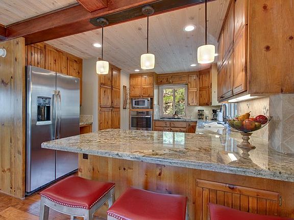 Fully-Equipped Kitchen w/ Breakfast Bar