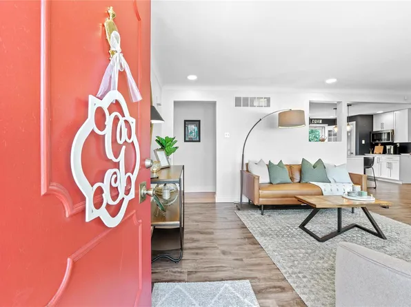 1935 Berra Ct, Saint Louis, MO 63110