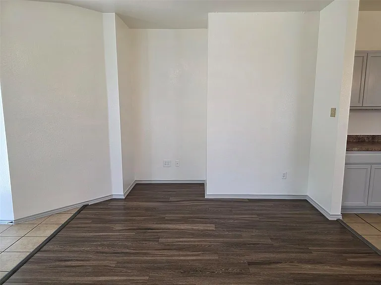 319 Riverwalk Dr — Photo 4
