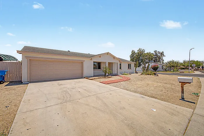 8129 W Hazelwood St — Photo 2