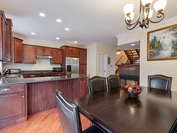 4th image of 924 Shandrew Dr