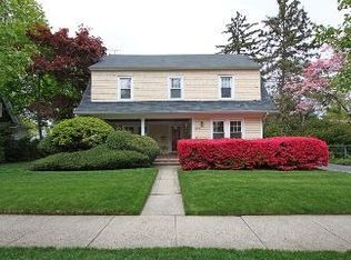 149 Elm St, Roslyn Heights, NY 11577