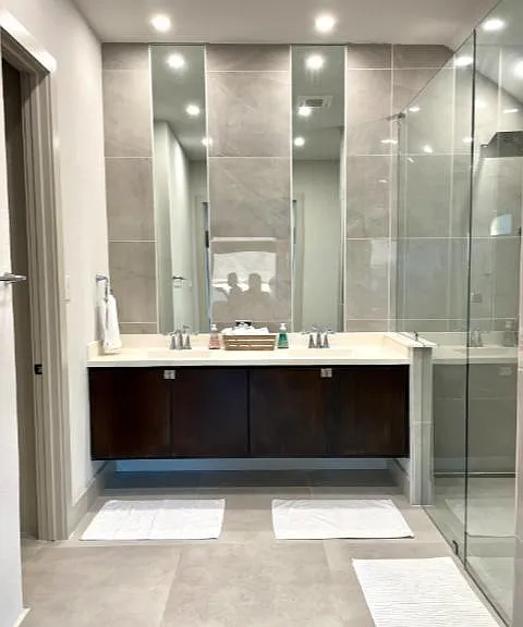 Spacious & Modern Style Master Bath