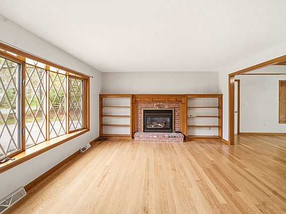 3rd image of 4 Bourne Hay Rd
