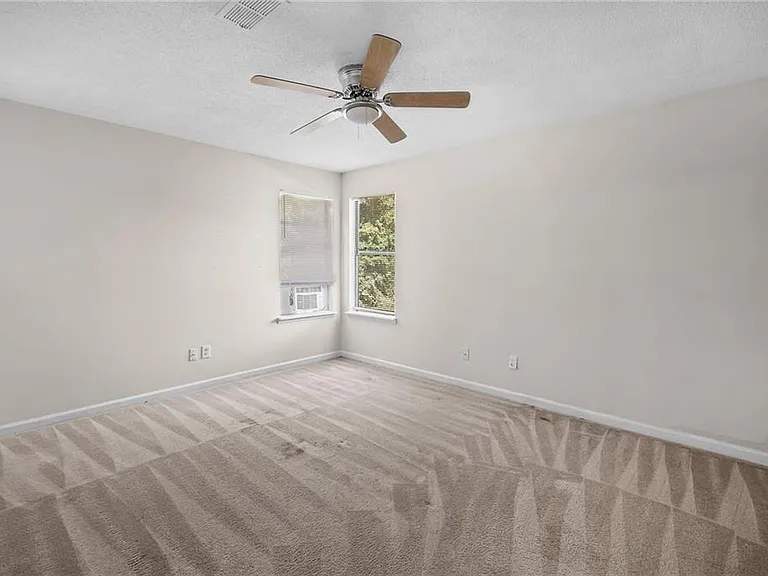 990 Chapman Ln — Photo 3