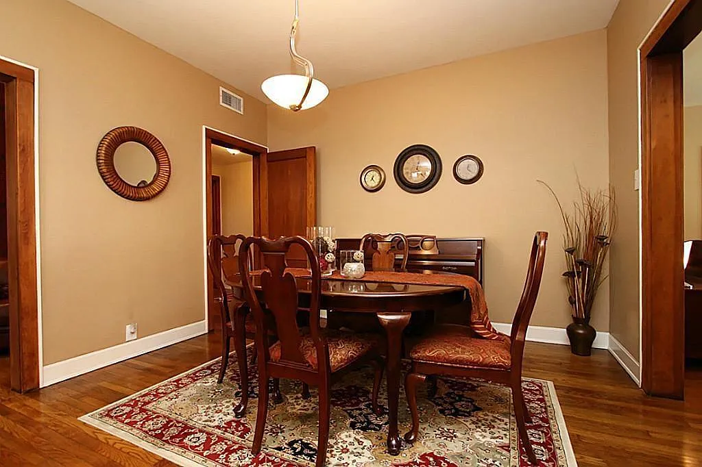 2 bed, 1.0 bath, 2766 sqft, $1,800 — Photo 4