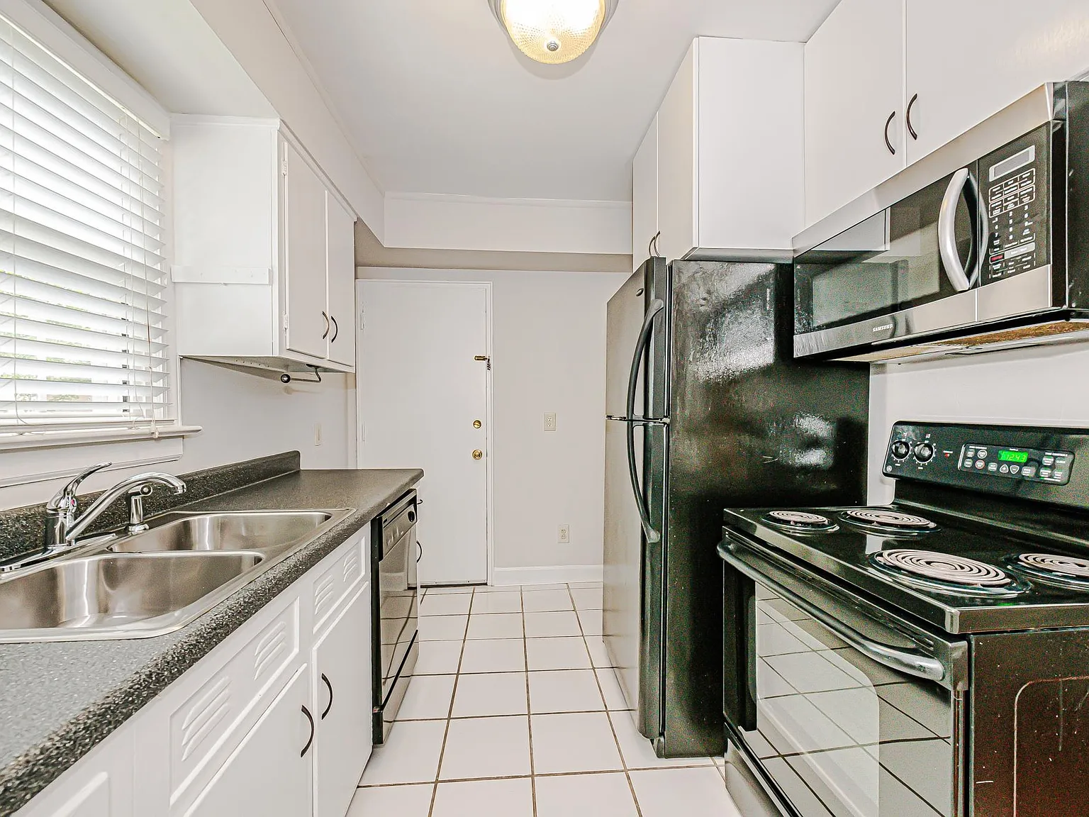 561 Wakefield Dr — Photo 4