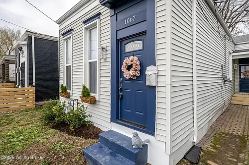 1067 Mary St Photo 1