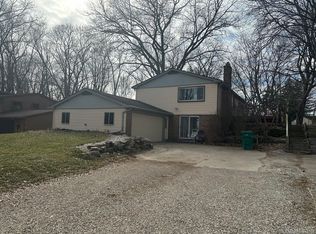 1720 Union Cir, Commerce Township, MI 48382