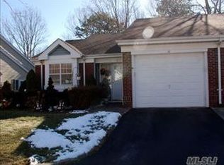 10 Cutchogue Ct, Ridge, NY 11961